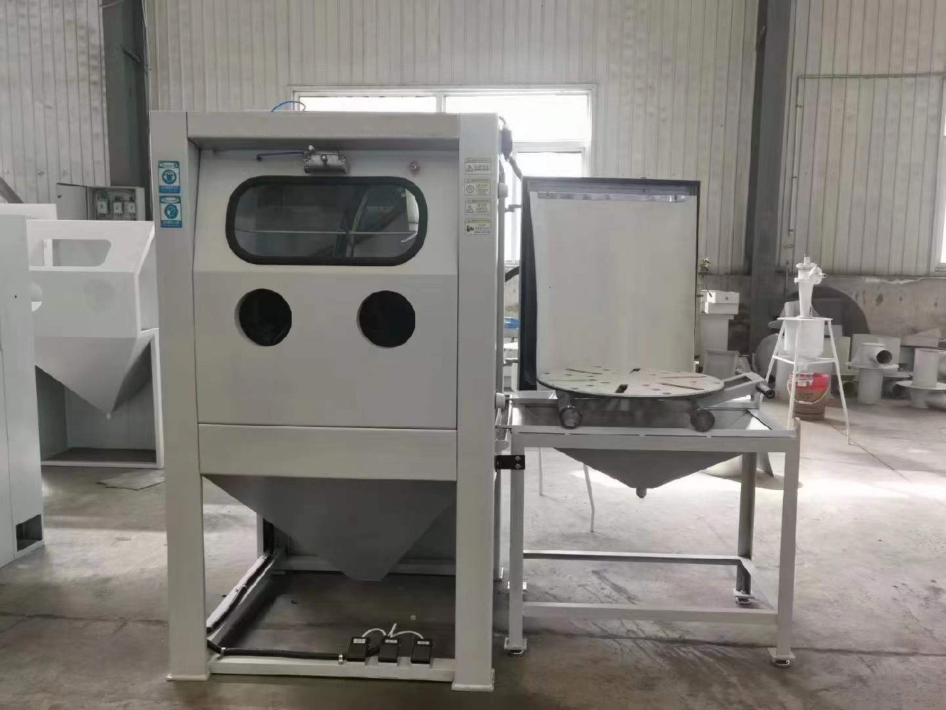 手動(dòng)液體箱式噴砂機